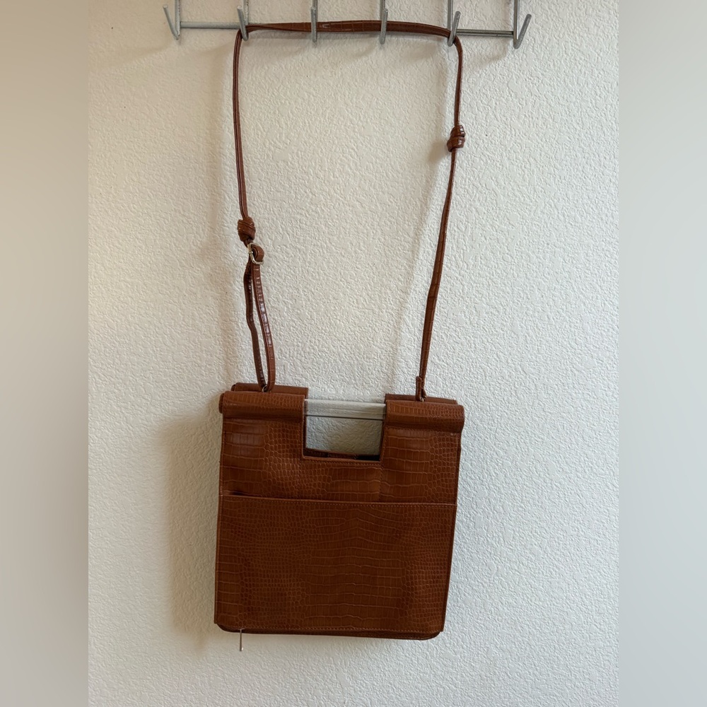 BEIS The Crossbody 
in Cognac Croc